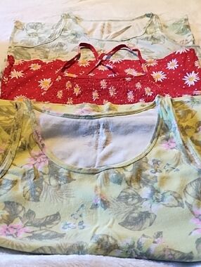 🇺🇸 Clearance 🇺🇸No Boundaries Red Daisy Print Tank Top And 2 Sonoma Tank Tops